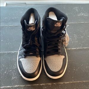 Nike Air Jordan 1 Retro High OG Men's Black and Gray High-Top Sneakers
